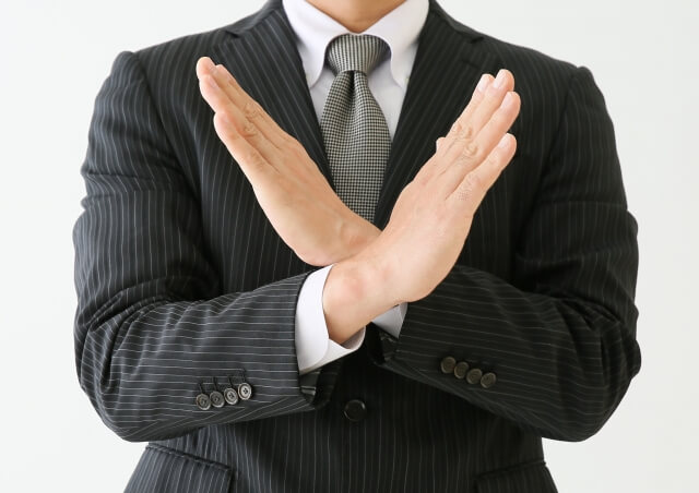 バツサインを出す男性