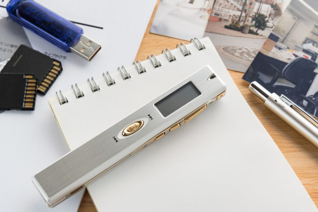 写真やUSBが置かれた机